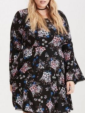 Torrid black challis floral bell sleeve Size 14